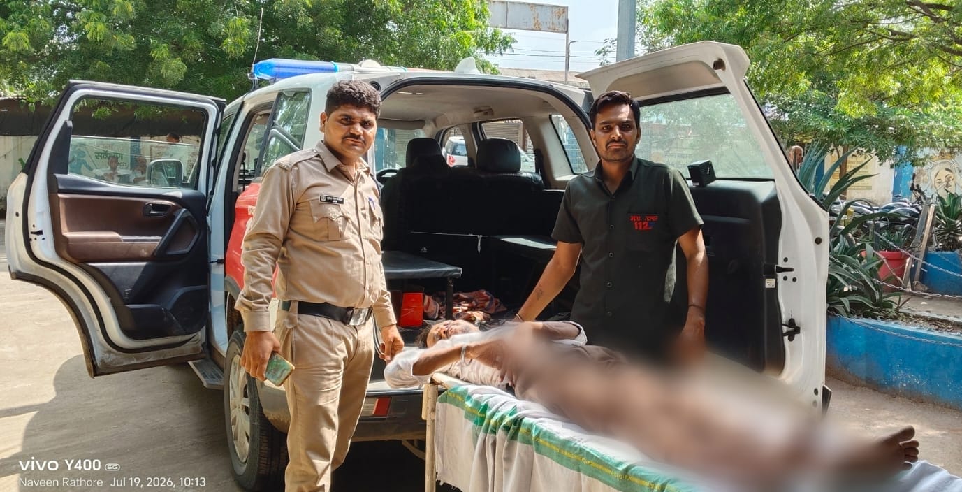 देवास के थाना हाटपिपलिया क्षेत्र में मोटर साईकिल से गिरकर घायल हुए पिता -पुत्र को, डायल-112 जवानों ने पहुँचाया अस्पताल।
